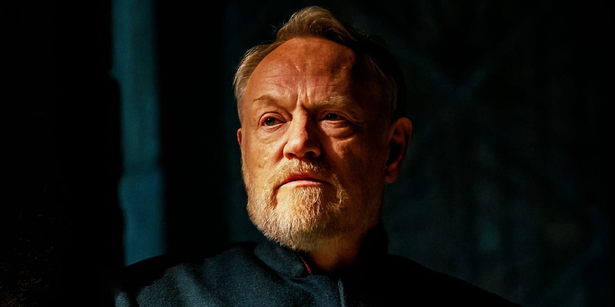 El actor de Hari de la Fundación arroja luz sobre el nuevo tono de la temporada 3: "Es más una ópera espacial"