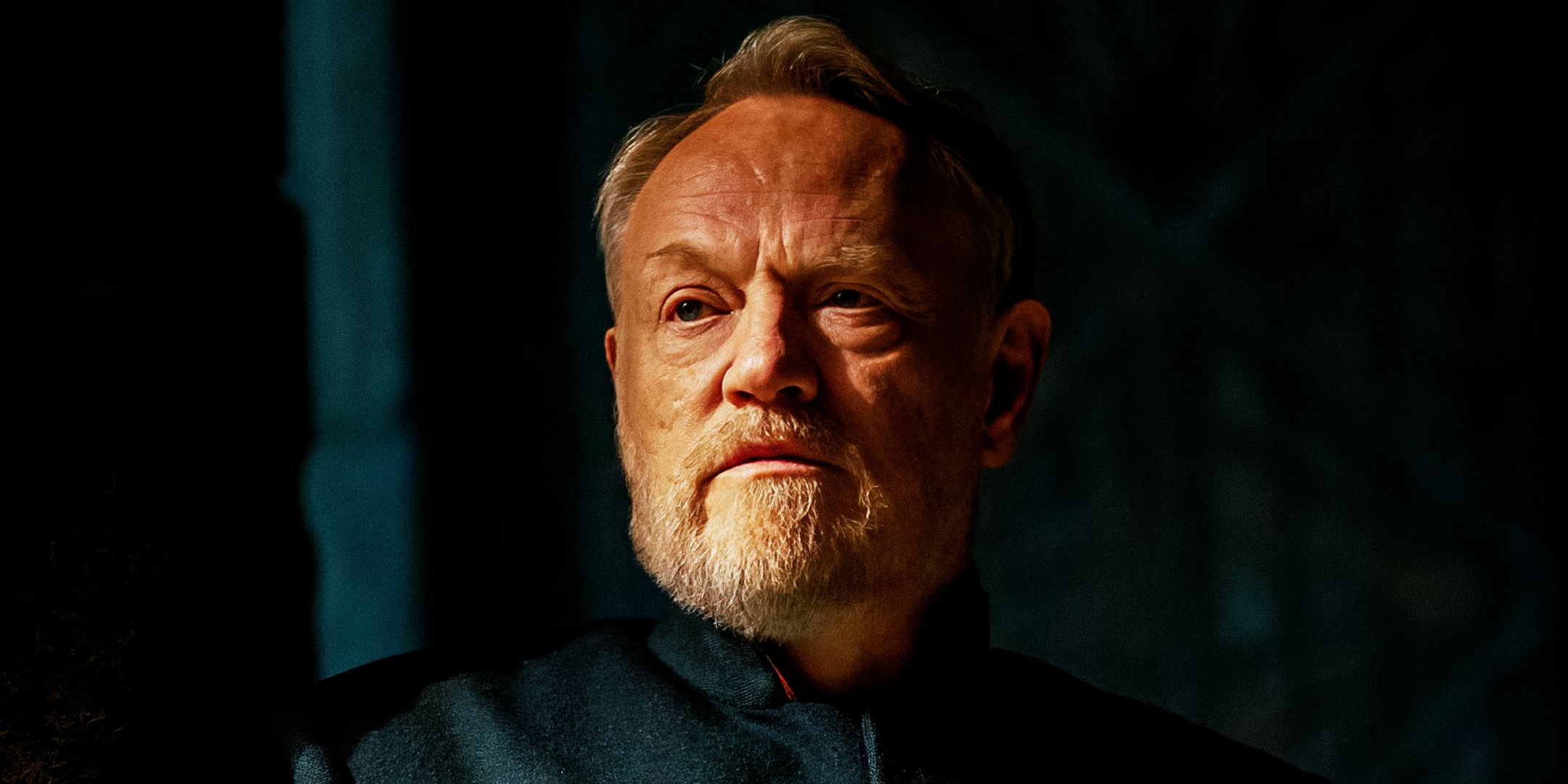 El actor de Hari de la Fundación arroja luz sobre el nuevo tono de la temporada 3: “Es más una ópera espacial”