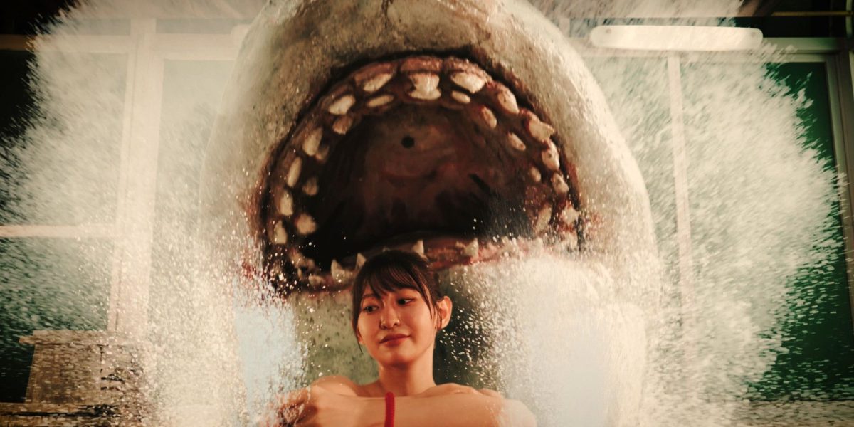 Revisión de ataque de tiburones de acero de aceleración de los primavera hot, esta película de tiburones ridículas demuestra que no necesita grandes efectos especiales para pasar un momento muy divertido