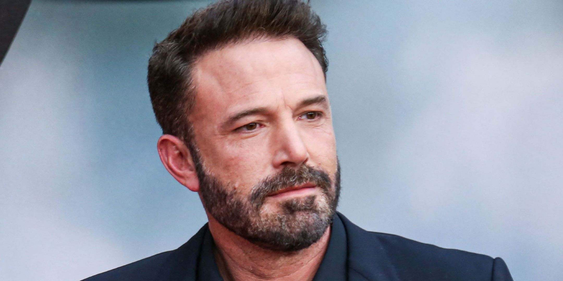 La película de acción de $ 103 millones de Ben Affleck se divide en la lista de los 10 mejores top 10 un mes después del debut de transmisión