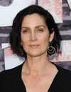 Tiro en la cabeza de Carrie-Anne Moss