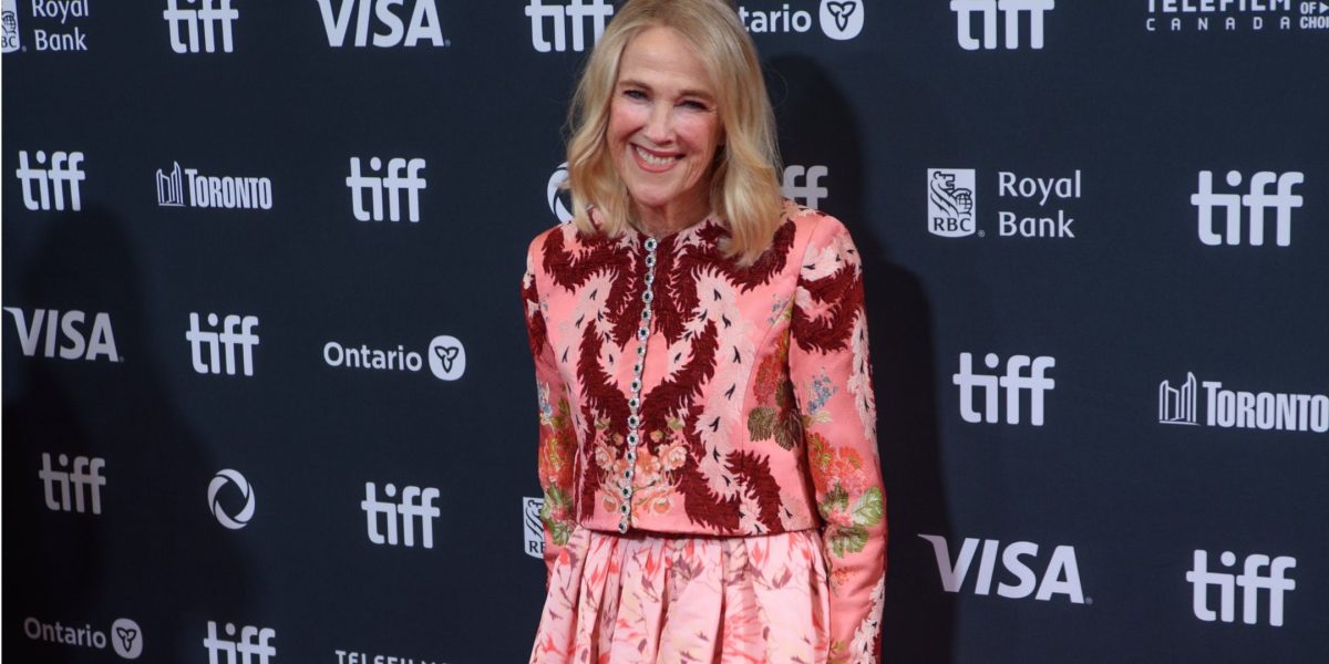 Las 2 nominaciones Emmy de Catherine O'Hara son un recordatorio perfecto para ver su comedia con 93% en RT