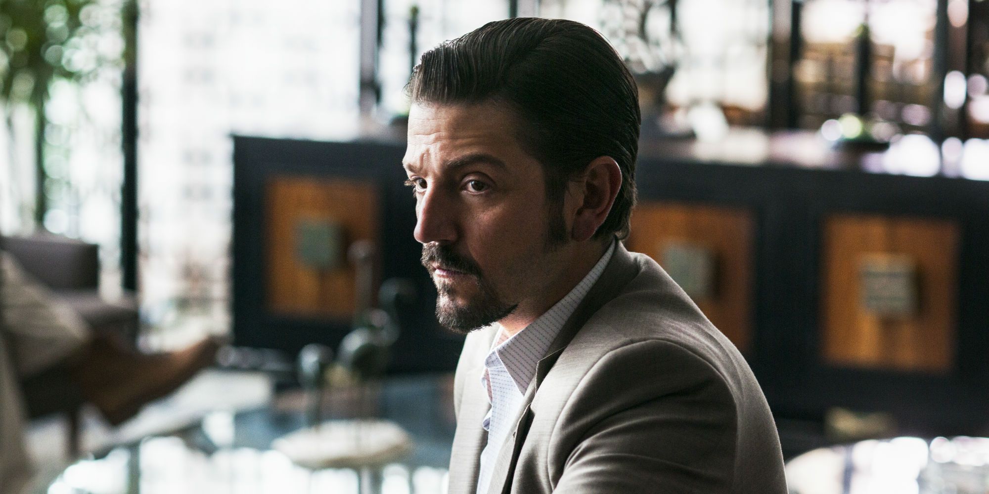 El drama criminal de Diego Luna con 90% en Rotten Tomatoes es una obra maestra de Netflix subestimada