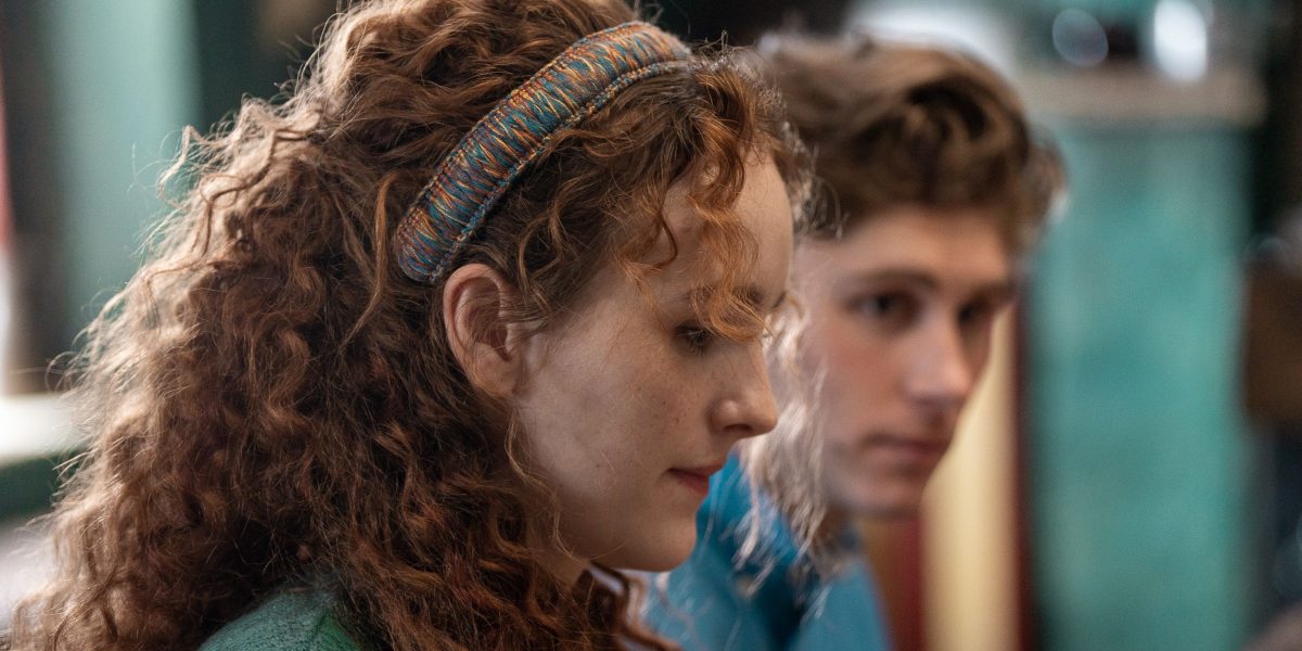 CUATRO LETRAS DE LA VEVIENDA DE AMOR: Este dulce, pero ligeramente sin sentido, el drama romántico me sostuvo a la longitud del brazo
