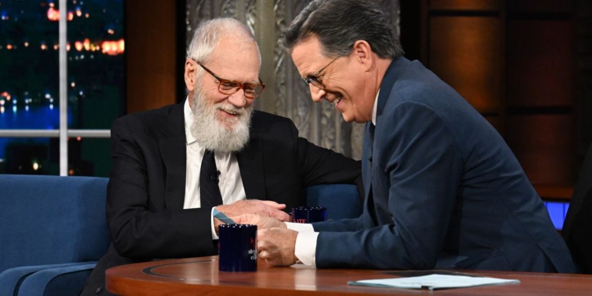 David Letterman llama a CBS "Gutless" para la cancelación de Late Show, pero ve 1 forro de plata para Colbert