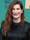 Disparo en la cabeza de Kathryn Hahn en la 49a Anual People's Choice Awards 2024