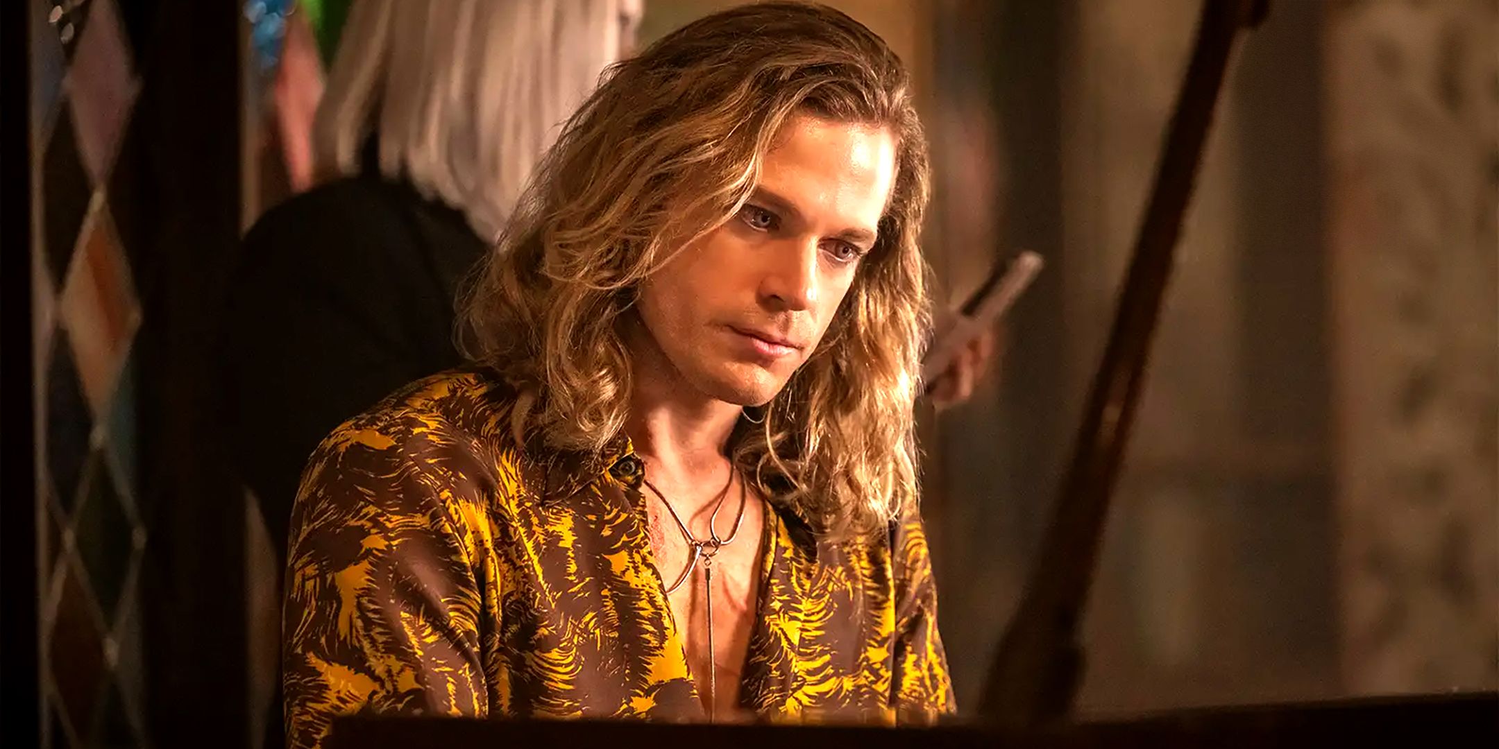 Cómo la transformación Rockstar de Lestat trae una nueva sensación para entrevistar con la temporada 3 de Vampire explicada por Showrunner & Cast