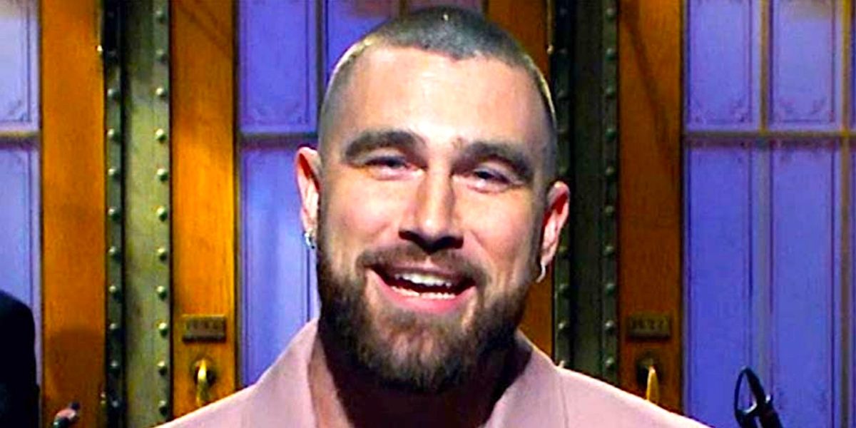 Travis Kelce hace una confesión personal mientras mira hacia atrás en el lugar de invitados en un programa de comedia de larga duración