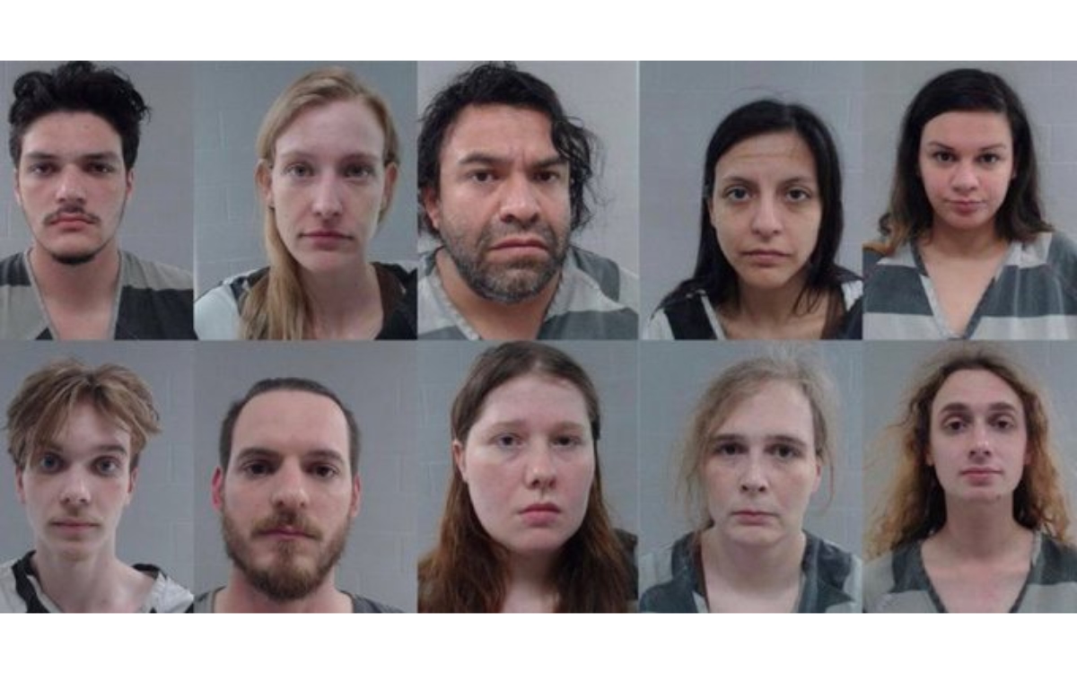 Acusan a 10 de 'ataque organizado' por disparar contra centro de migración en Texas