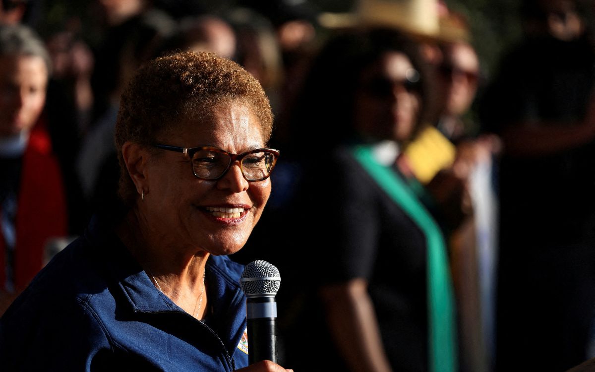 Alcaldesa de Los Ángeles refuerza protección para migrantes ante redadas de Trump