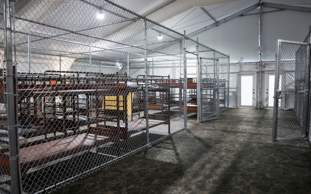 Autoridades de México visitan a mexicanos detenidos en 'Alligator Alcatraz', en Florida