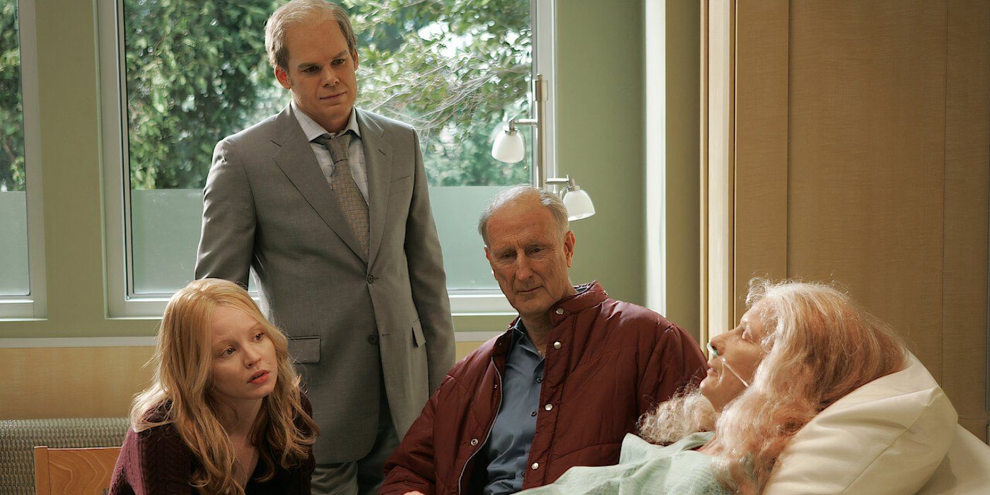 Ruth (Frances Conroy) en su cama de muerte en los seis pies bajo el final