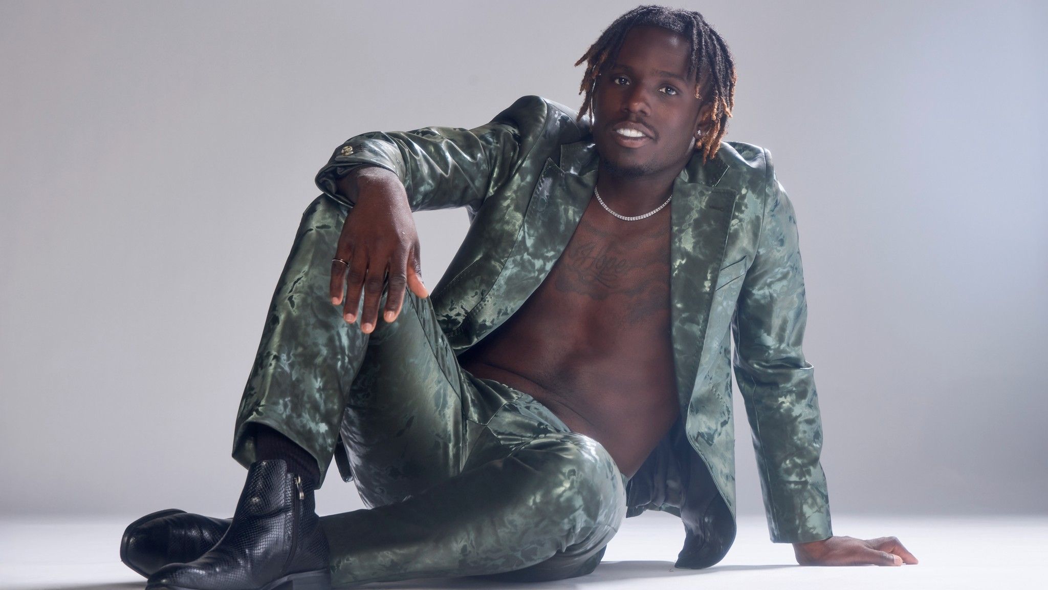 El ganador de la temporada 23 de American Idol, Jamal Roberts, revela lo que significa el nuevo sencillo “Mississippi” para él antes de la gira con íconos de la música