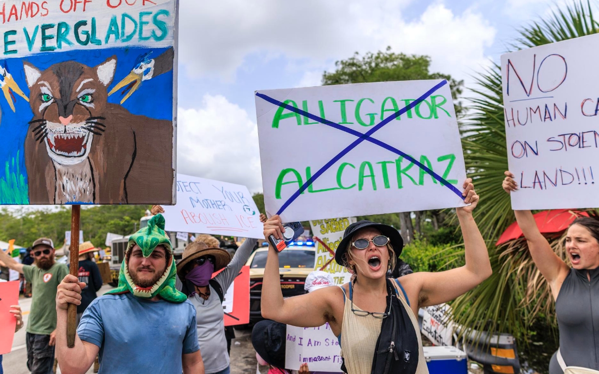 Hay 750 migrantes en jaulas en 'Alligator Alcatraz', denuncian legisladores