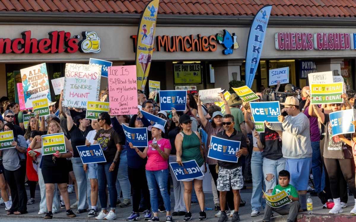 Jueza prohíbe a Trump arrestar a migrantes por su color de piel en California