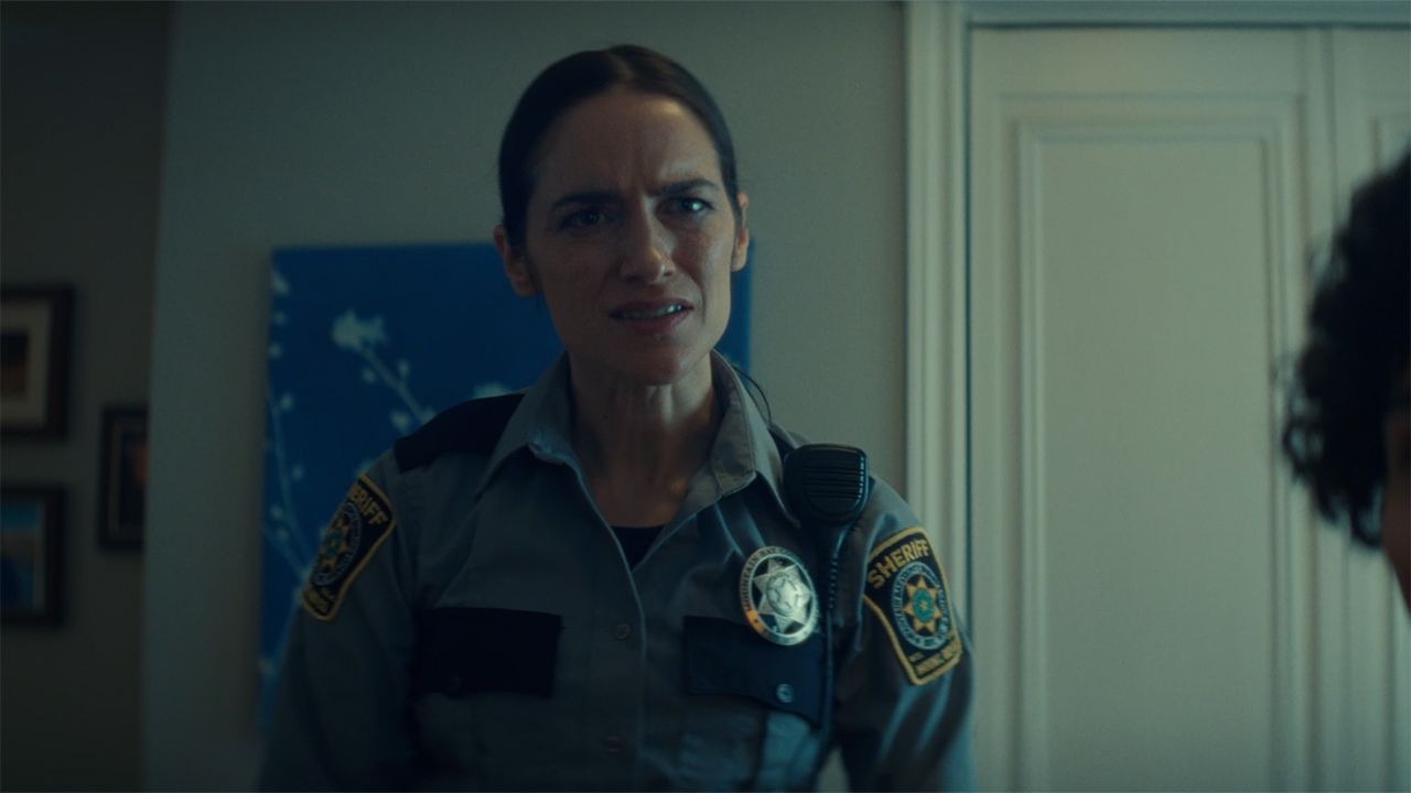 Melanie Scofano obtiene una ventaja sobre el asesinato de su hermana (revivida) en Revival Episodio 4 Clip