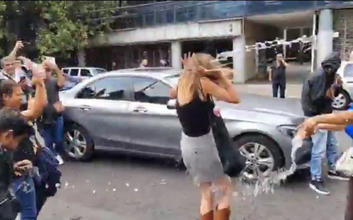 Video | Agreden a Ximena Pichel, mujer que insultó a policía de CDMX