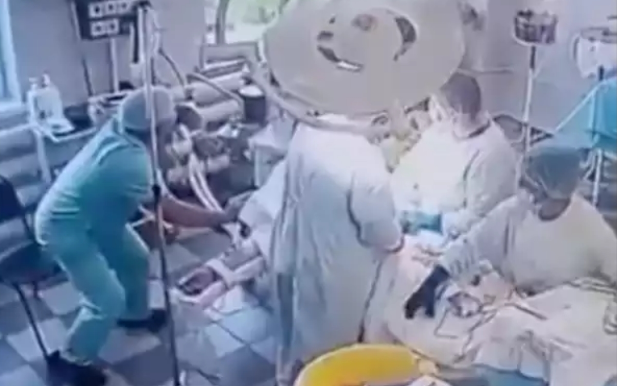 Video | Médicos continuaron con una cirugía durante el potente terremoto de 8.8 en Rusia