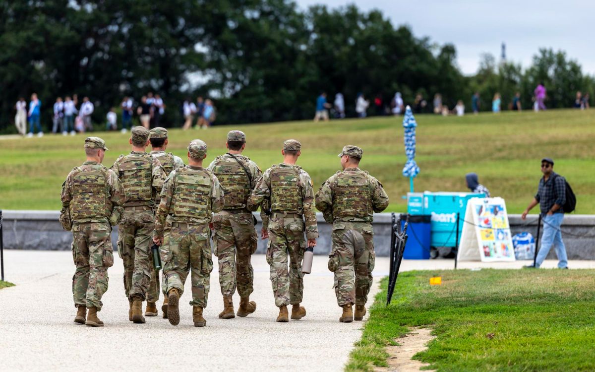 'Liberen a DC', Washington protesta con carteles y pegatinas la 'toma hostil' de Trump