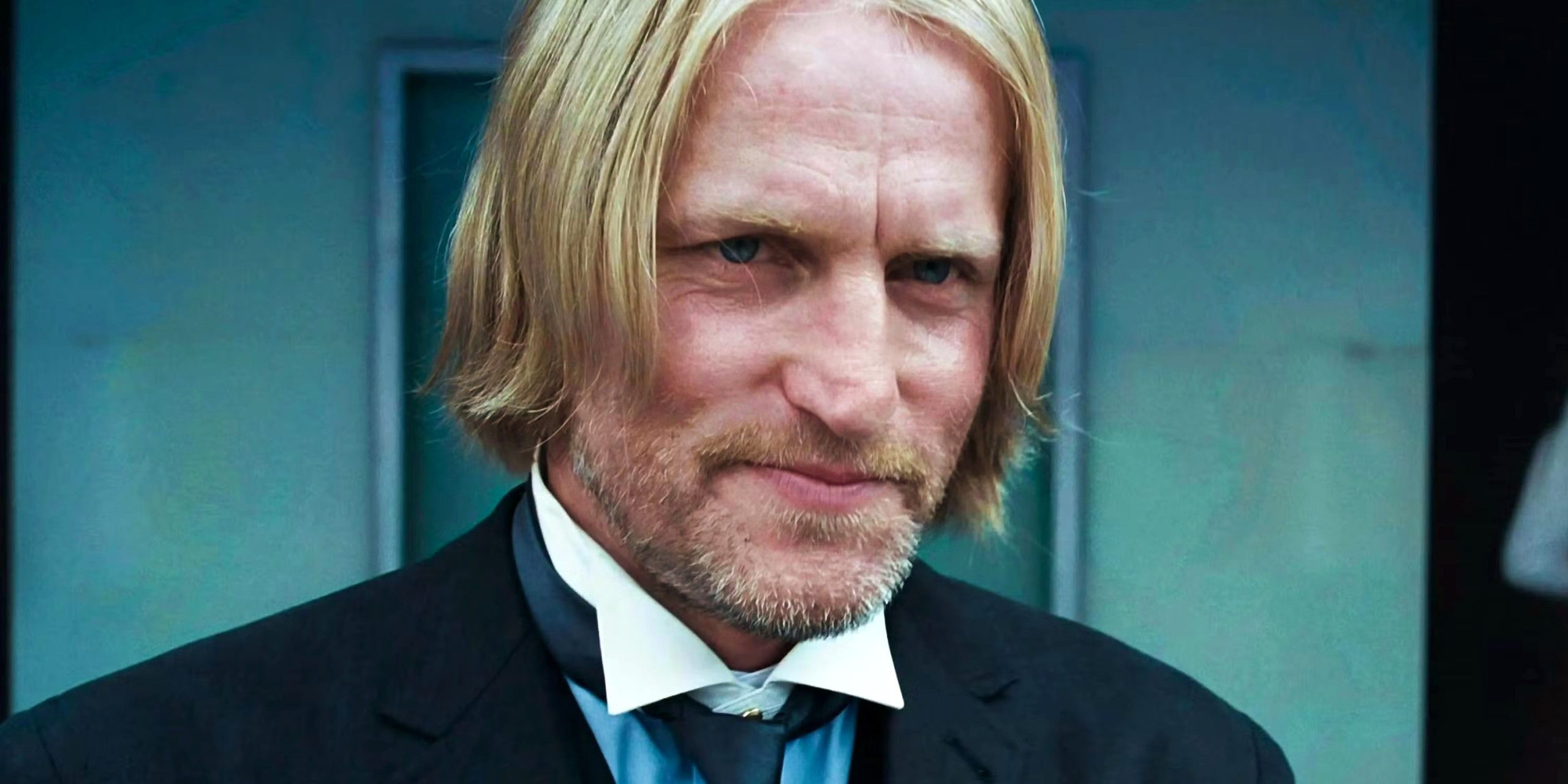 Nuevas fotos de la película de la película de la precuela del hambre revelan la mirada completa a los disfraces de la arena florida y el tributo de Haymitch