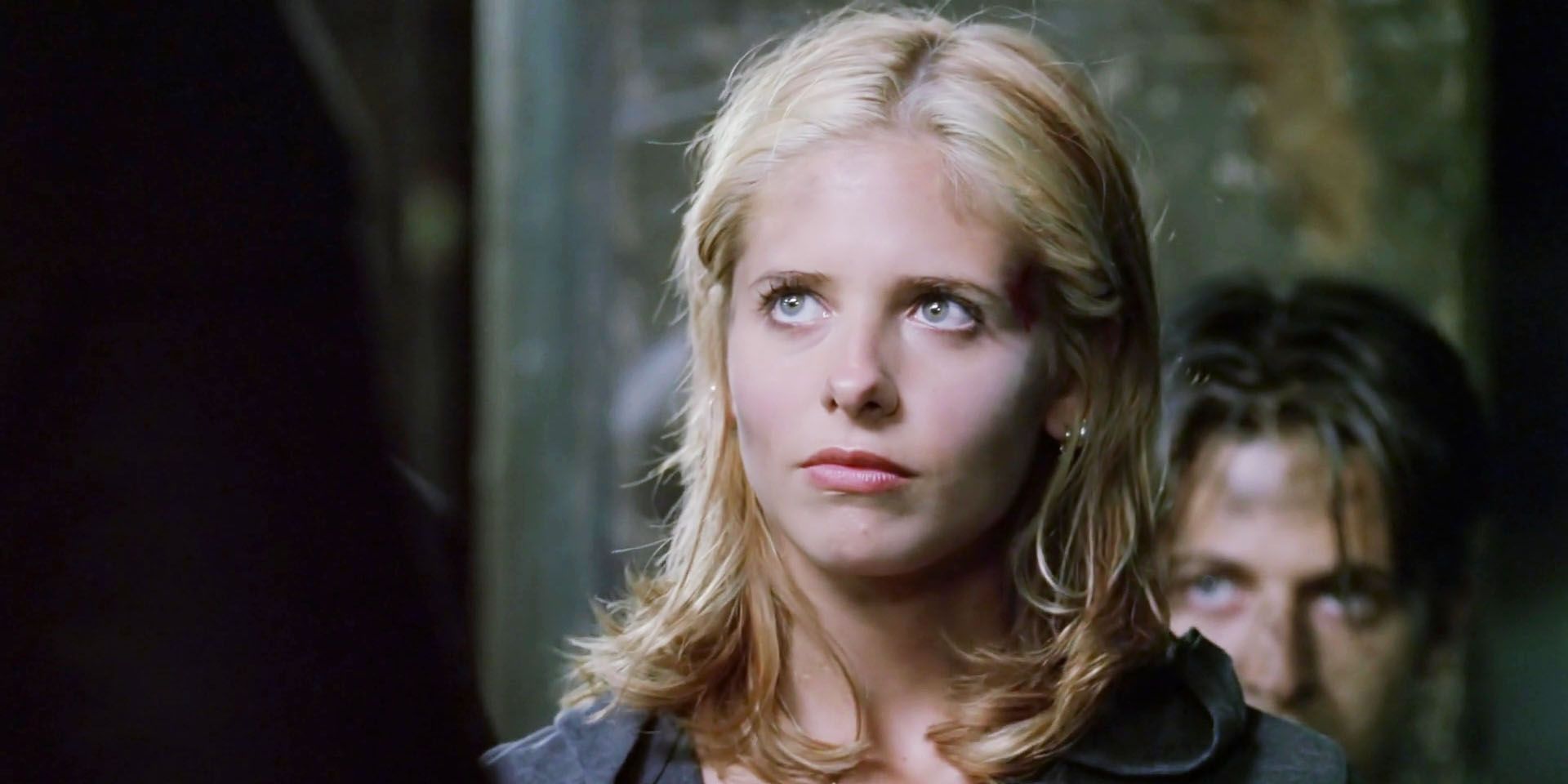 Sarah Michelle Gellar como Buffy Summers en la temporada 3 de Buffy, Episodio 1, mirando hacia arriba