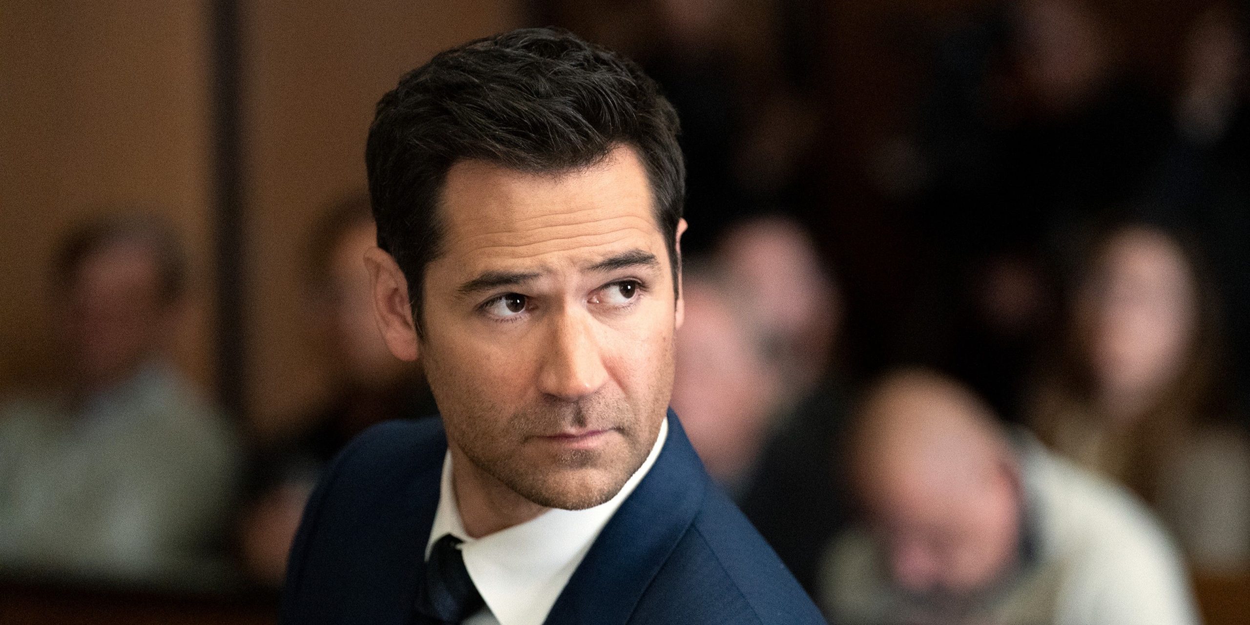 Mientras esperan la Temporada 4 de Lincoln Lawyer, los fanáticos deben ver esta miniserie de Netflix con un puntaje de 98% de RT