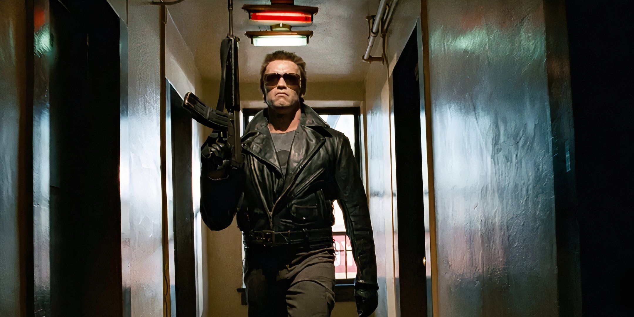 El Terminator camina por los pasillos de la estación de policía con una gran pistola en la primera película.