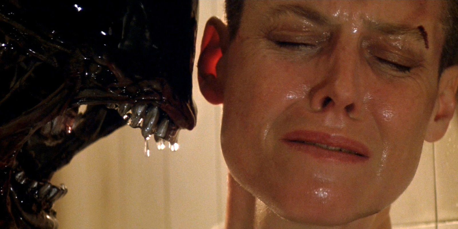 Ellen Ripley se enfrenta a un Xenomorfo en Alien 3