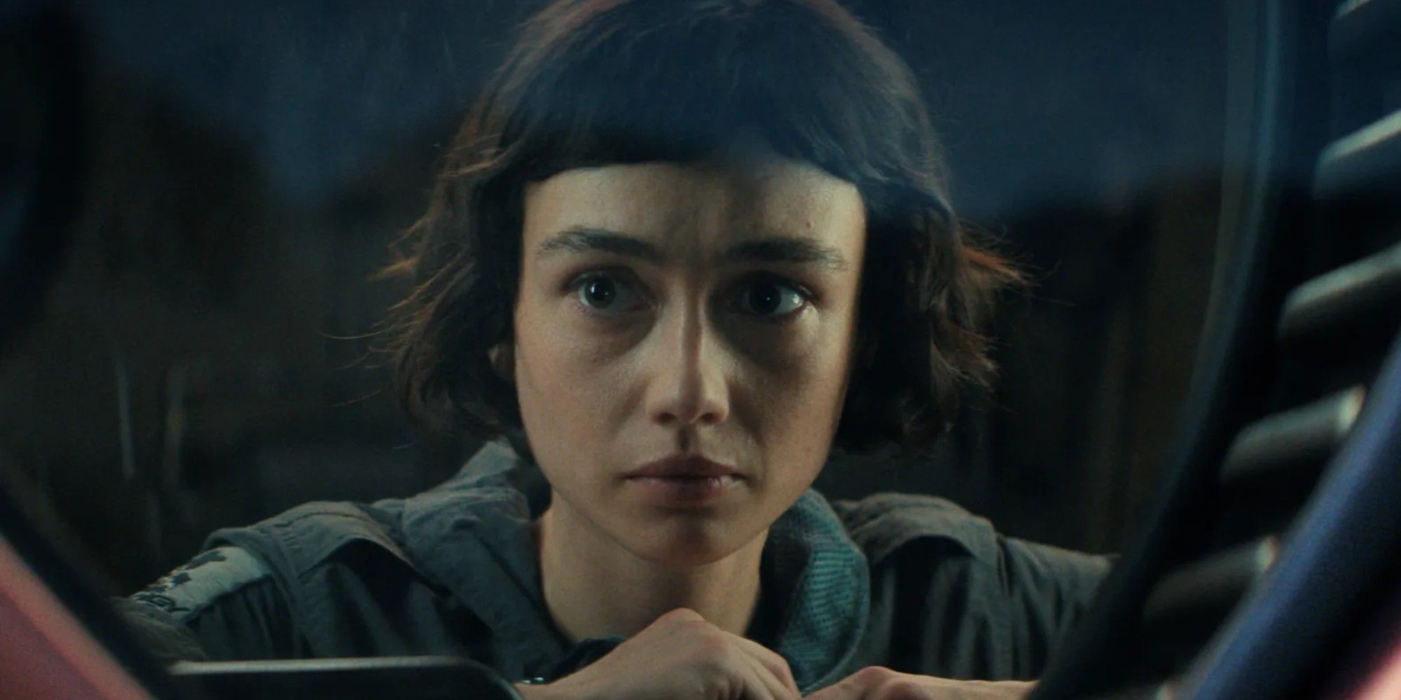 Wendy mira a través de la ventana de un barco en Alien_ Earth