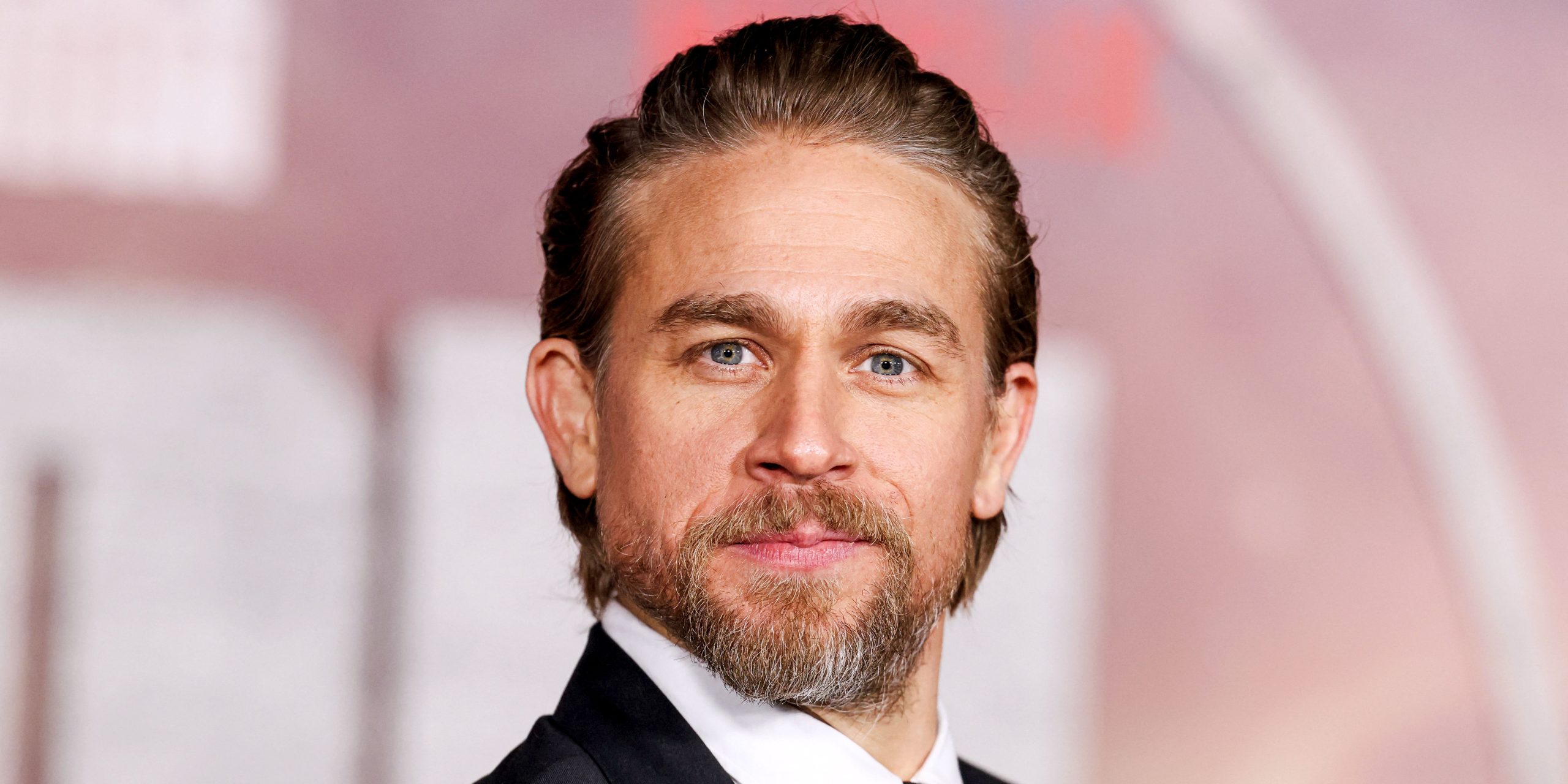 Todos los fanáticos del thriller de crimen deberían ver el golpe de 87% de RT de Charlie Hunnam