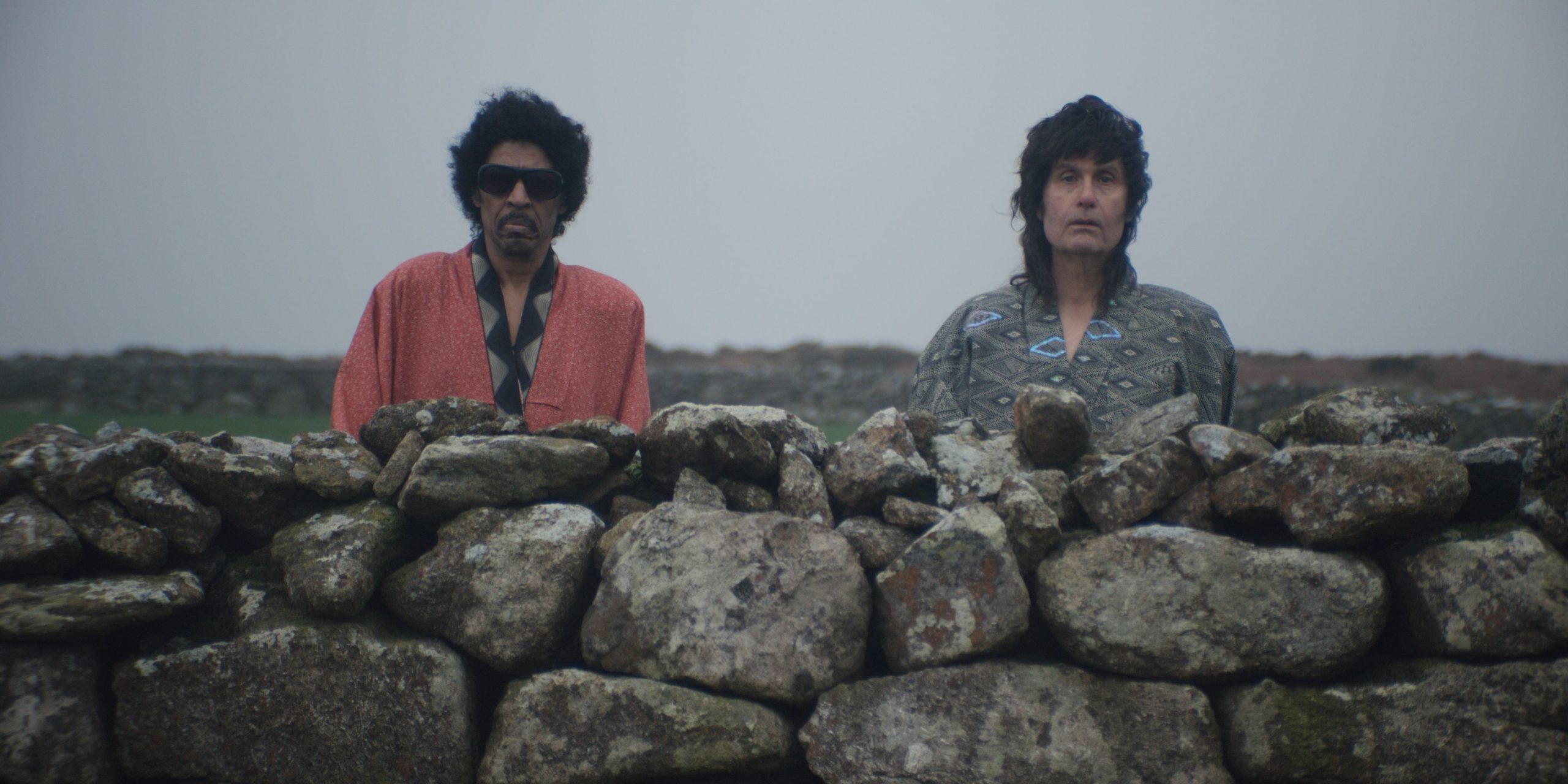 Ebony & Ivory Review: Baffling & Bizarre, esta comedia de parodia musical llega a todas las notas equivocadas