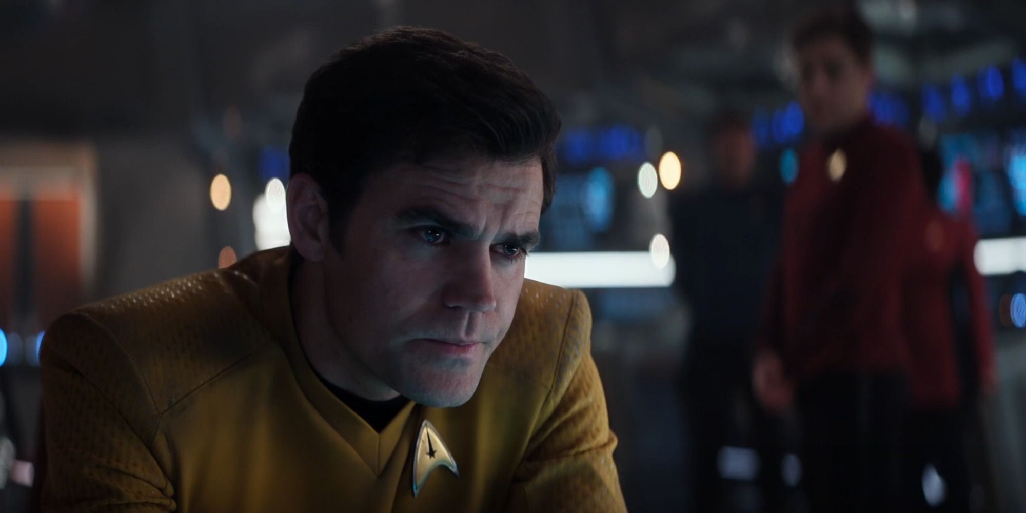 Kirk luciendo problemático en Star Trek Strange New Worlds Season 3 Sehlat que se comió su cola