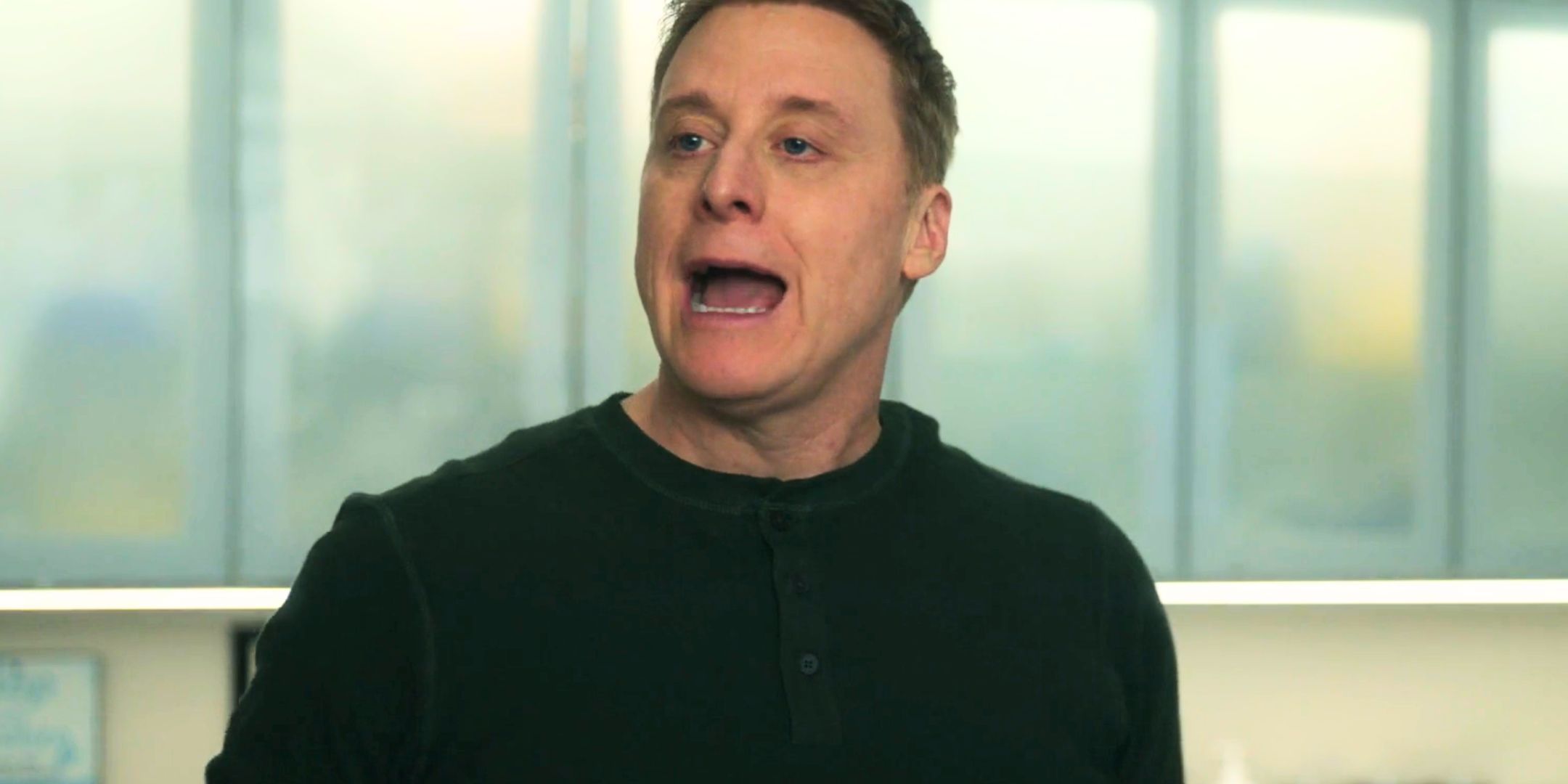 El programa de ciencia ficción de 98% RT de Alan Tudyk acaba de lanzar su mejor escena justo antes del final de la serie