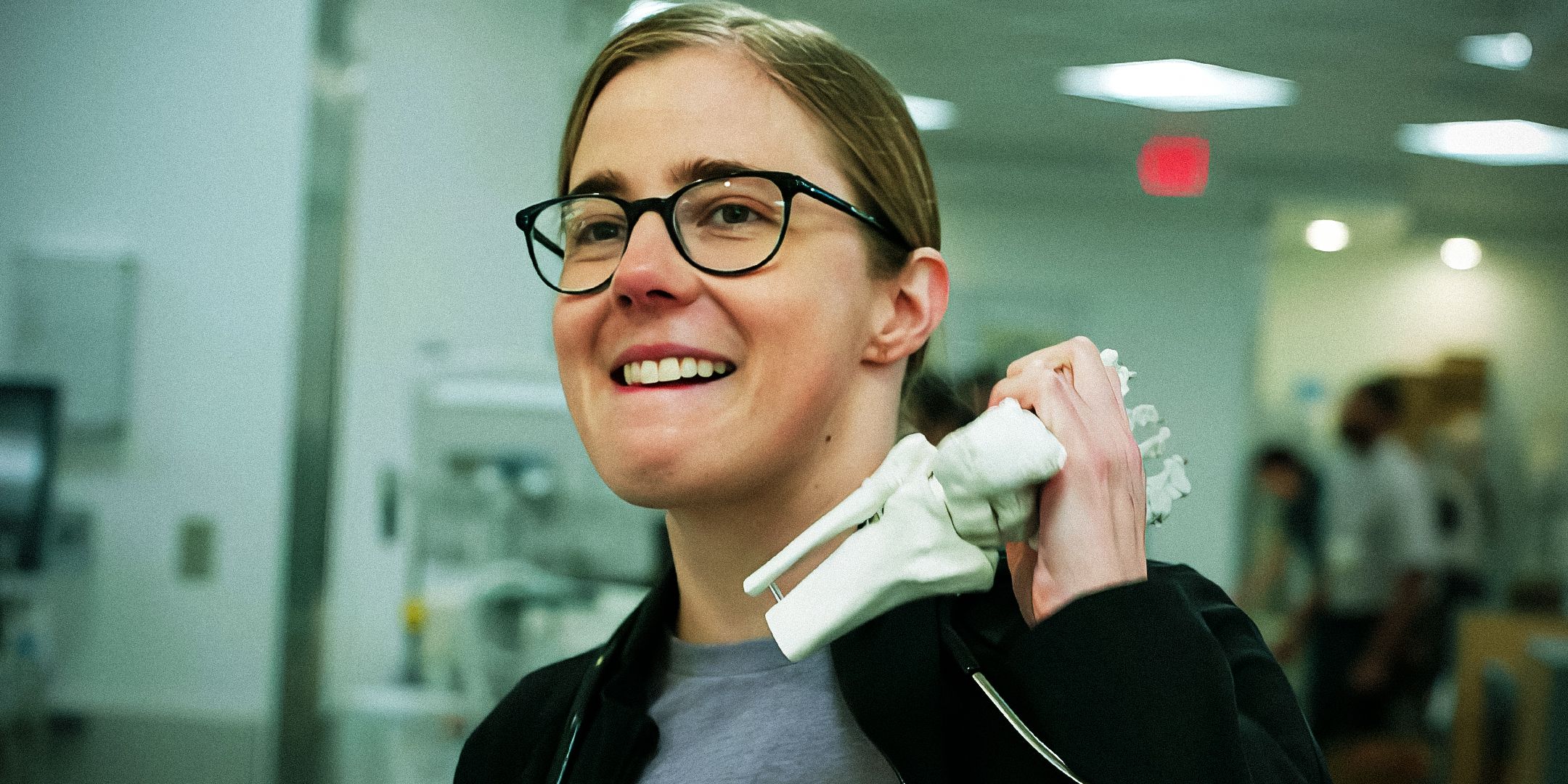 “It’s in His Bones”: Bryan Cranston elogia a The Pitt Season 1 Success de su hija como personaje favorito de los fanáticos