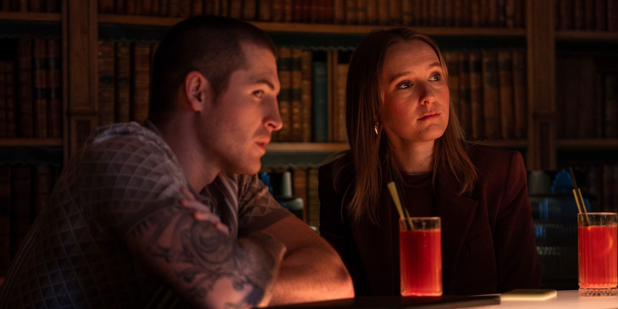 Kieron Moore como Liam Barlow y Rose Ayling-Ellis como Alison Brooks sentado en un bar en Code of Silence