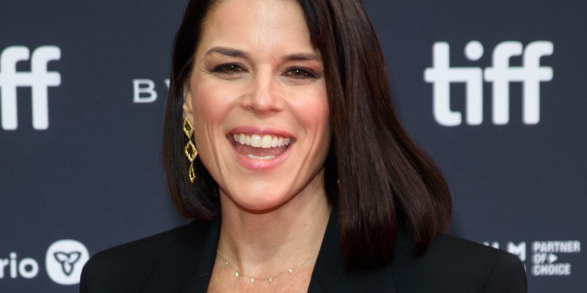 Neve Campbell "honestamente" aborda la teoría del grito sobre el marido de Sidney Prescott después de la caída del nombre