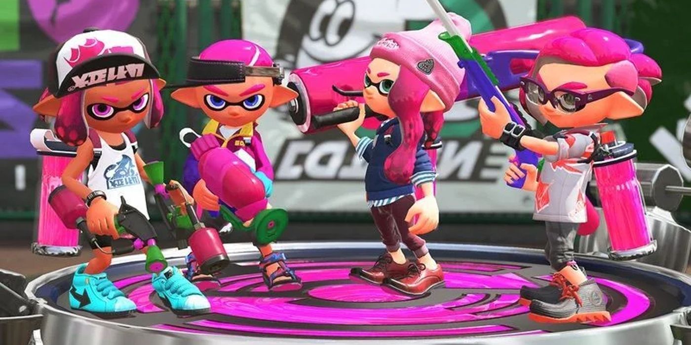 Cuatro tintes se unen en Splatoon 2, sosteniendo una variedad de armas mientras esperan para participar en un partido de guerra de césped.