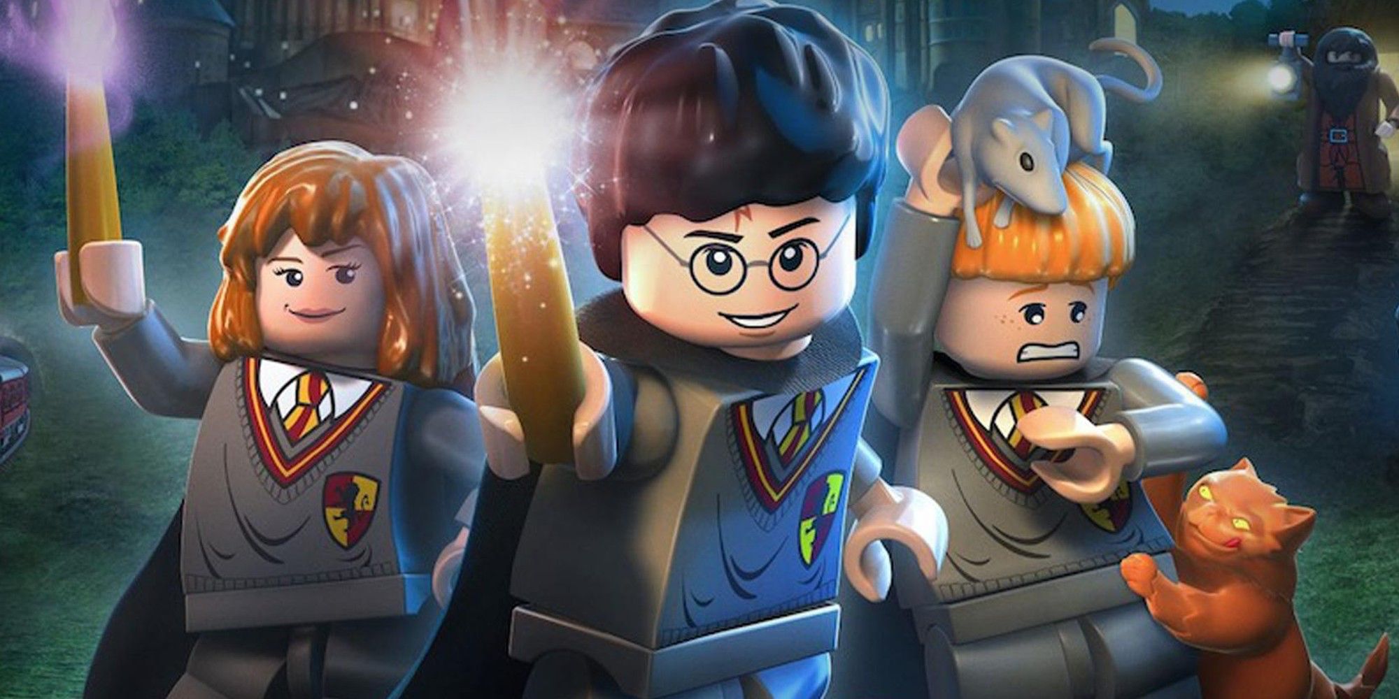 LEGO Minifiguras de Hermione Granger y Harry Potter sostienen varitas brillantes sobre sus cabezas. Están de pie al lado de Ron Weasley, quien tiene su rata, se cierra, sobre su cabeza, escondiéndose del gato de Hermione, Crookshanks, Sho está arañando a Ron tratando de llegar a la rata. Rubeus Hagrid y Hogwarts se pueden ver en el fondo.