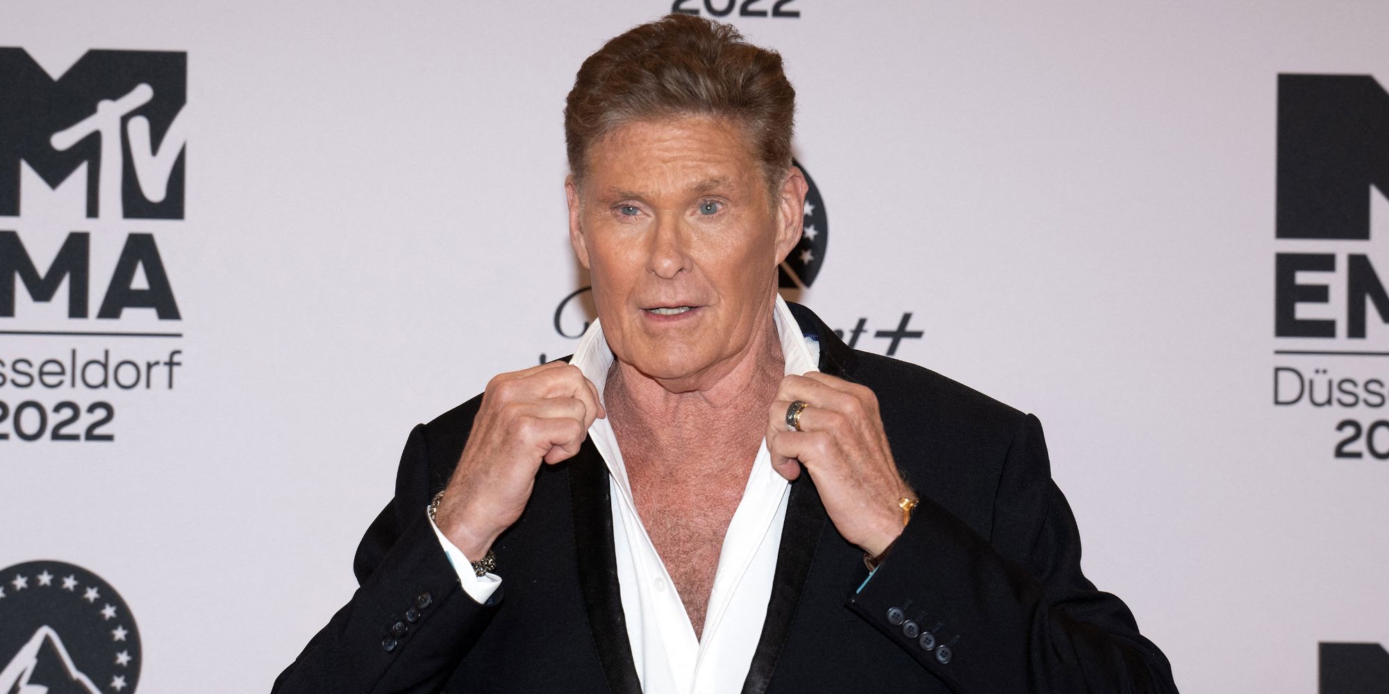 El clásico de culto de 42 años de David Hasselhoff está obteniendo una adaptación cinematográfica de Cobra Kai Creators