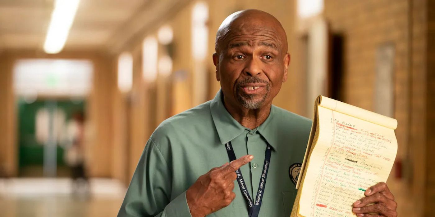 Sr. Johnson en Abbott Elementary mostrando una lista