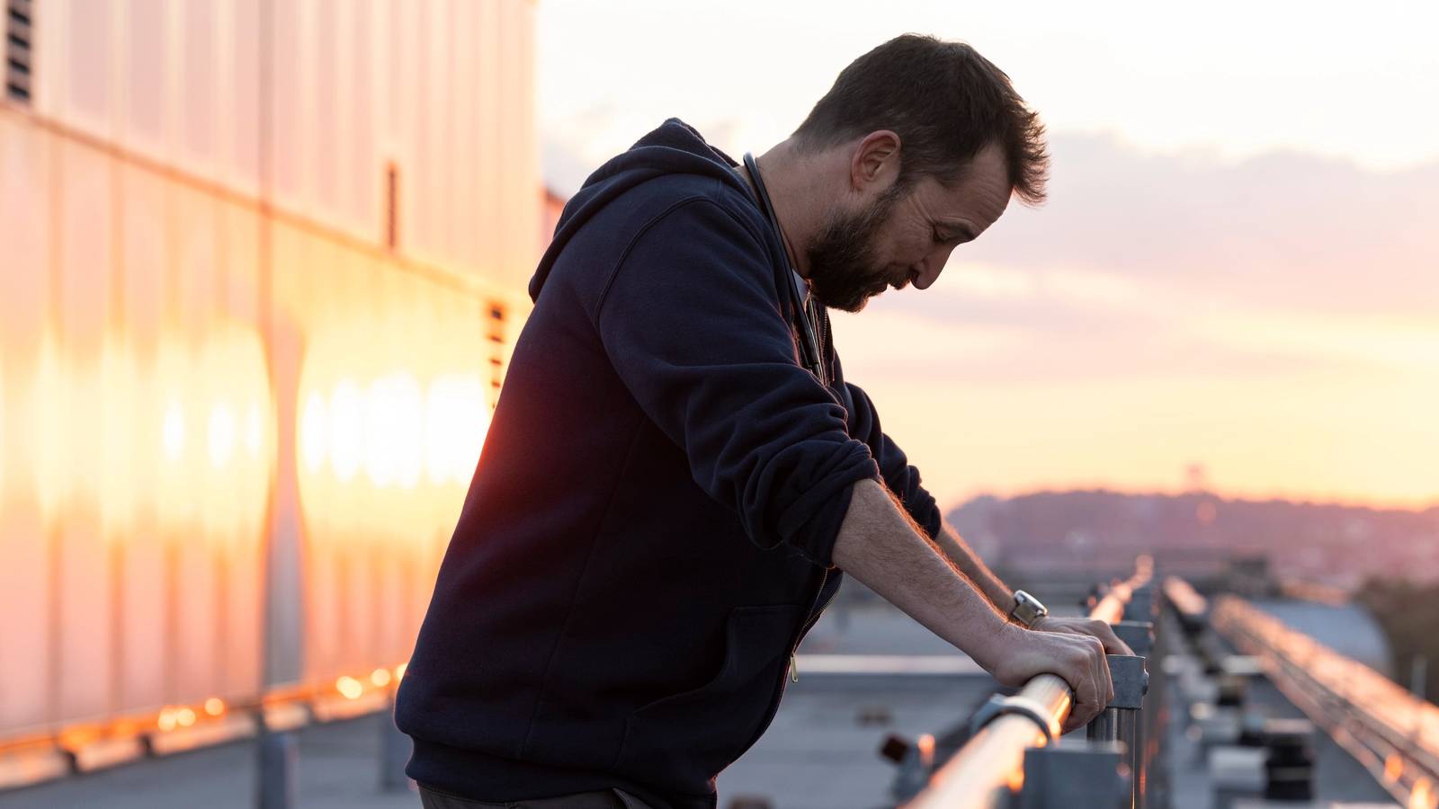 La salida del personaje más triste de la temporada 2 de Pitt explicada por el productor