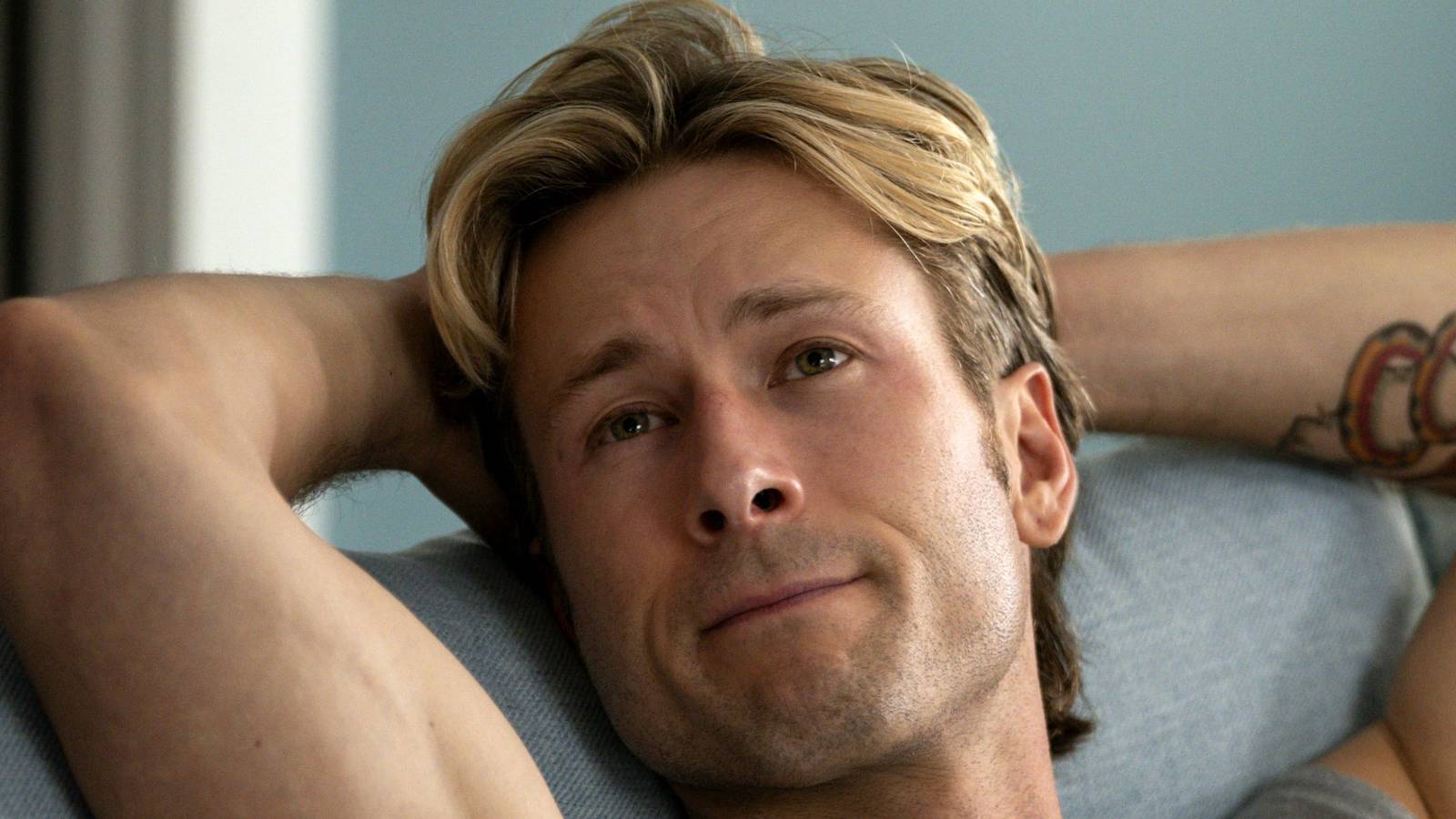 Glen Powell se transforma en la Sra. Doubtfire de fútbol en el trailer de Chad Powers