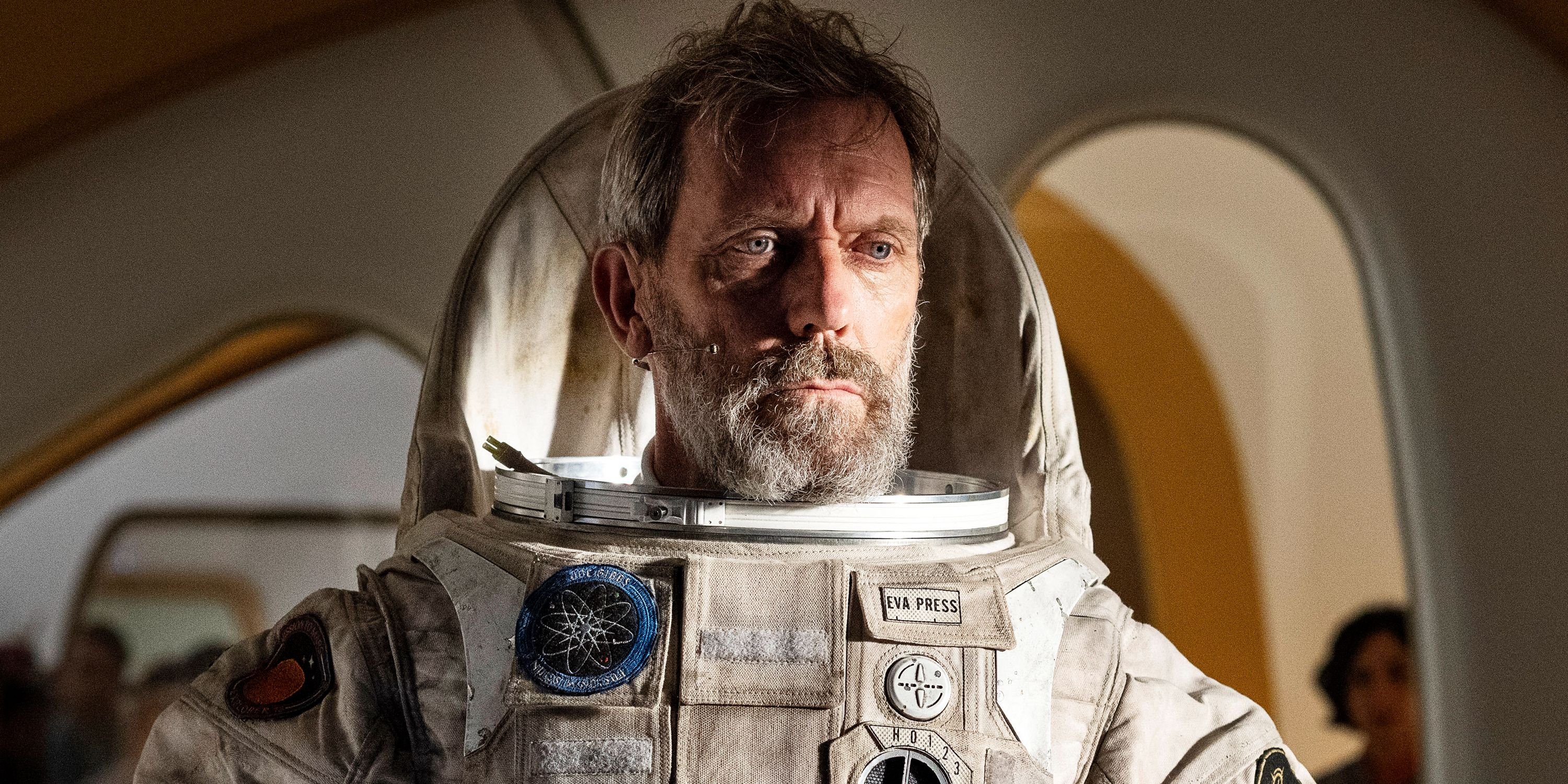 Primer plano de Hugh Laurie en un traje espacial en Avenue 5