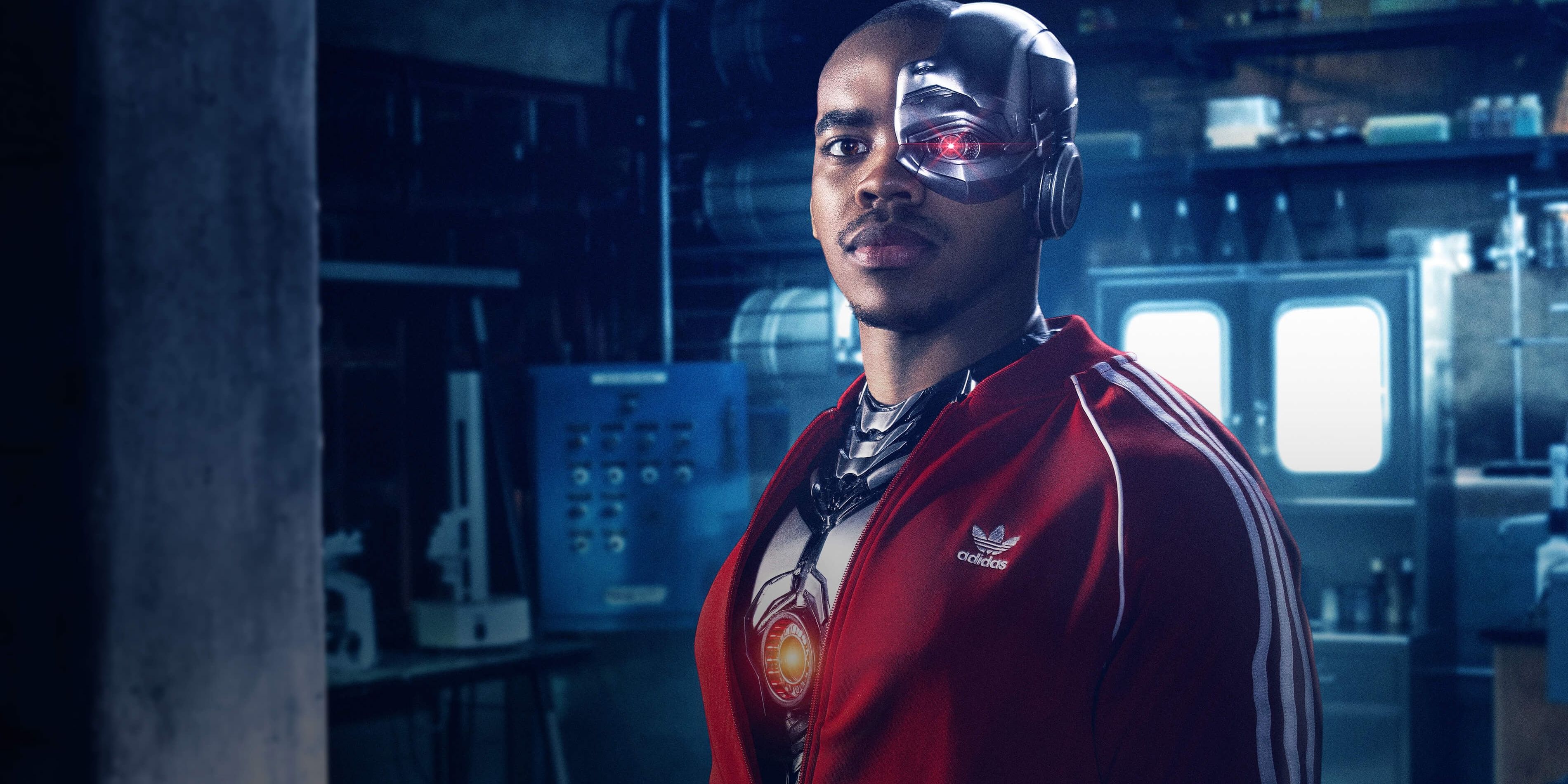 Cyborg mirando algo fuera de la pantalla en la patrulla de la fatalidad