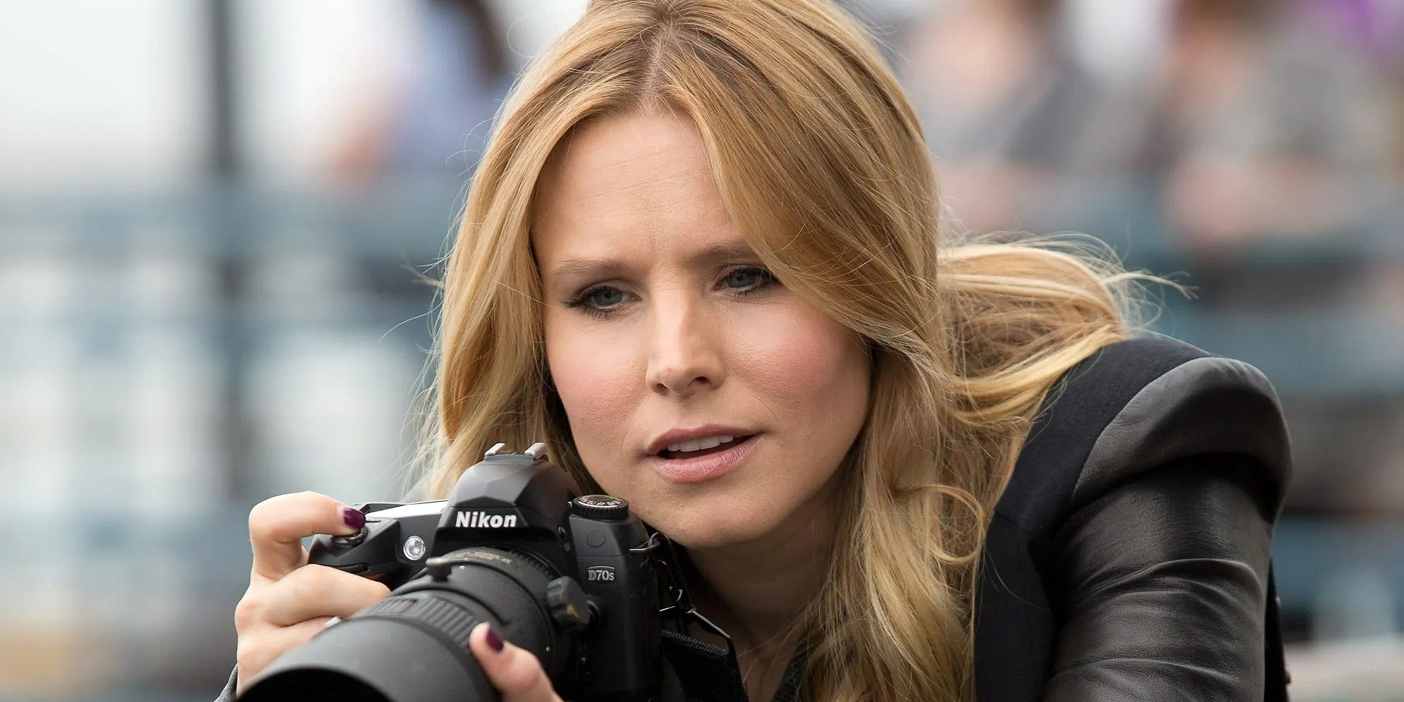 Veronica Marte sosteniendo una cámara luciendo sorprendida