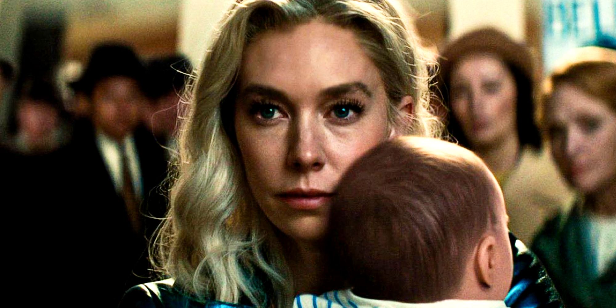 Sue Storm de Vanessa Kirby, también conocida como la mujer invisible, sostiene a Franklin Richards en los primeros pasos Fantásticos Cuatro