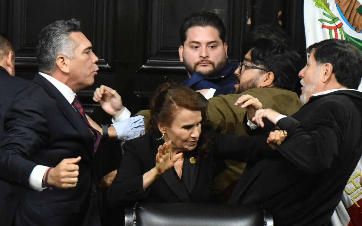 Agresión en el Congreso: 'Alito' Moreno se va sobre Fernández Noroña | Video