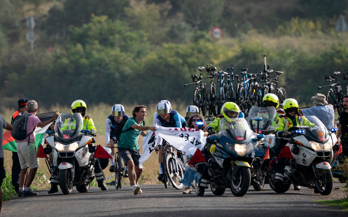 Así interrumpieron activistas pro Palestina la crono del Israel Premier Tech | Video