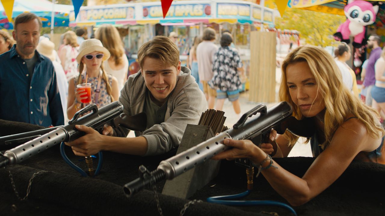 Connie Nielsen de nadie 2 recuerda sus propias vacaciones de la infancia mientras dispara aros