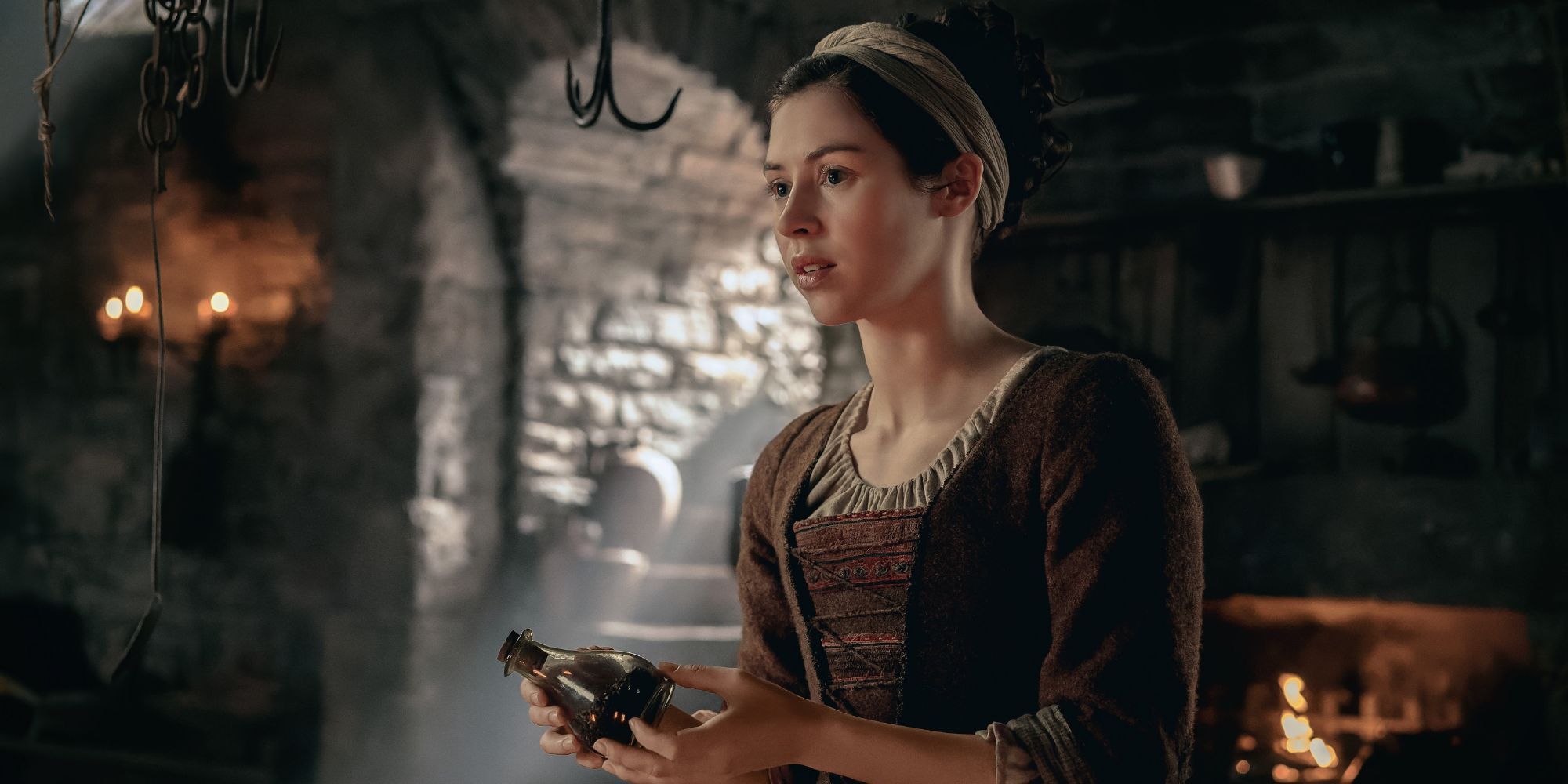 Julia sosteniendo una botella en la sangre de Outlander de mi sangre